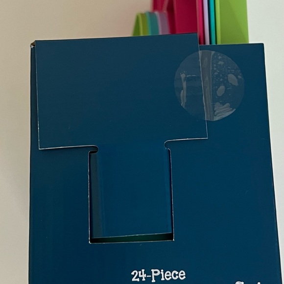 24-Piece
Colorful Kids' Dinnerware Set New in box - Picture 10 of 11